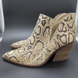 NWOT VINCE CAMUTO Gradina Block Heel Bootie SZ 11